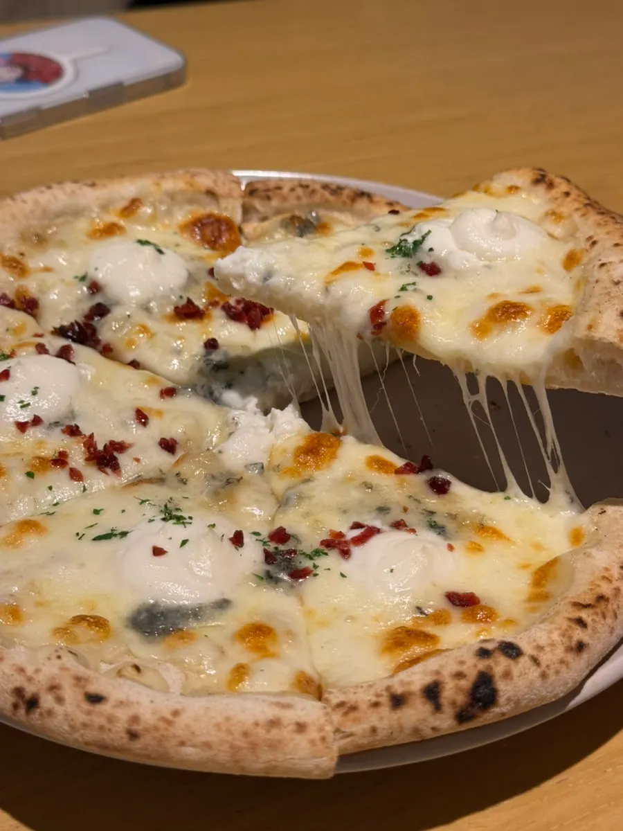 Gorgonzola pizza sliced for sharing