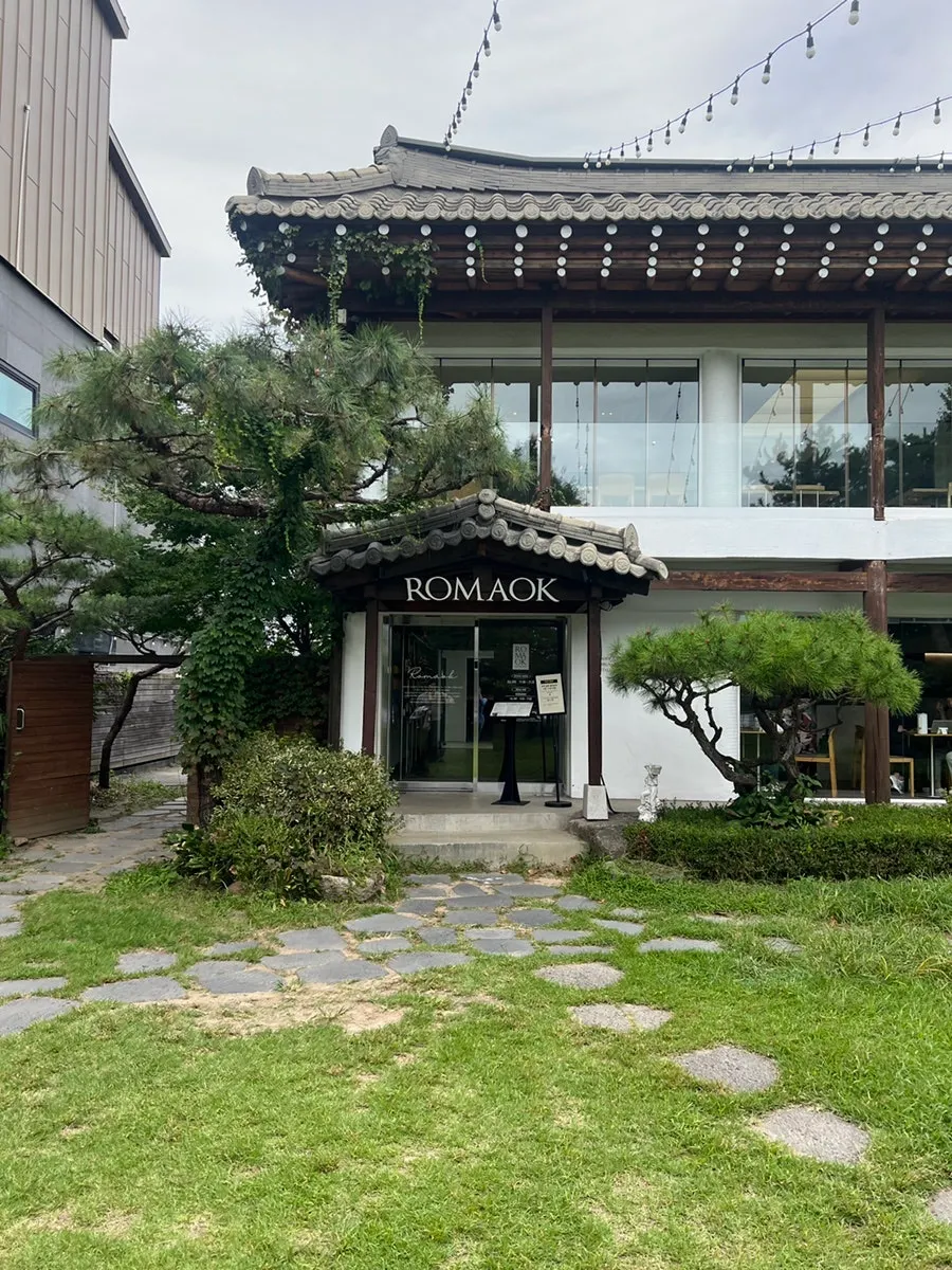 한강체육공원 주차장 옆 로마옥 리버사이드 입구