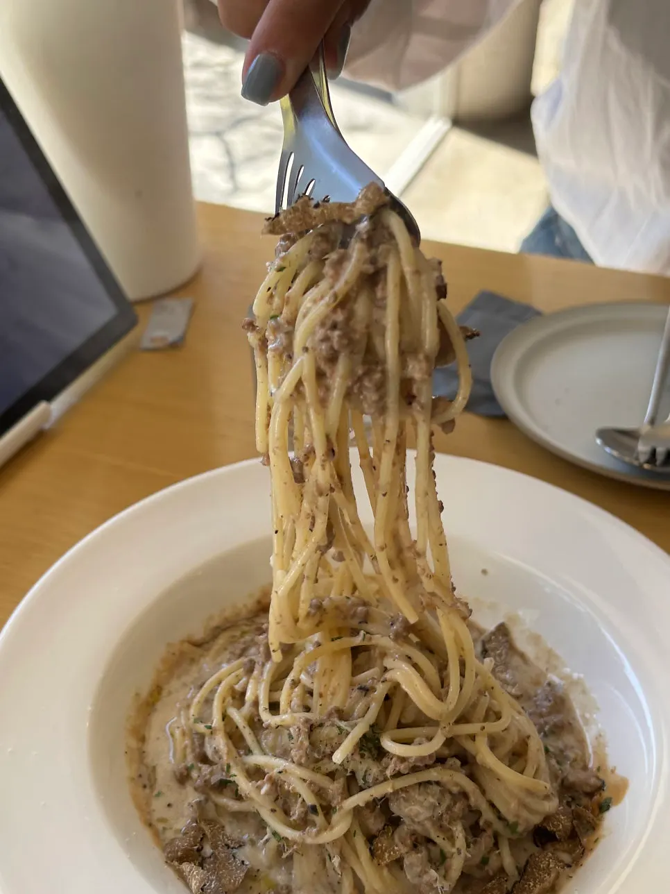 트러플을 올린 화이트 라구 파스타 근접 컷