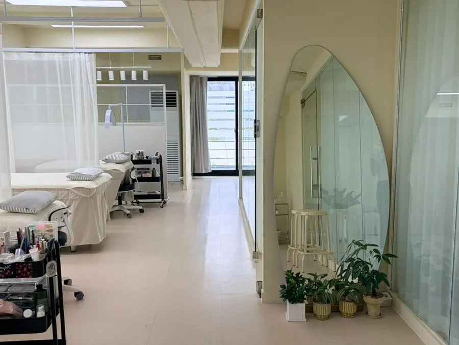 Rose Lash's white-toned lash treatment space