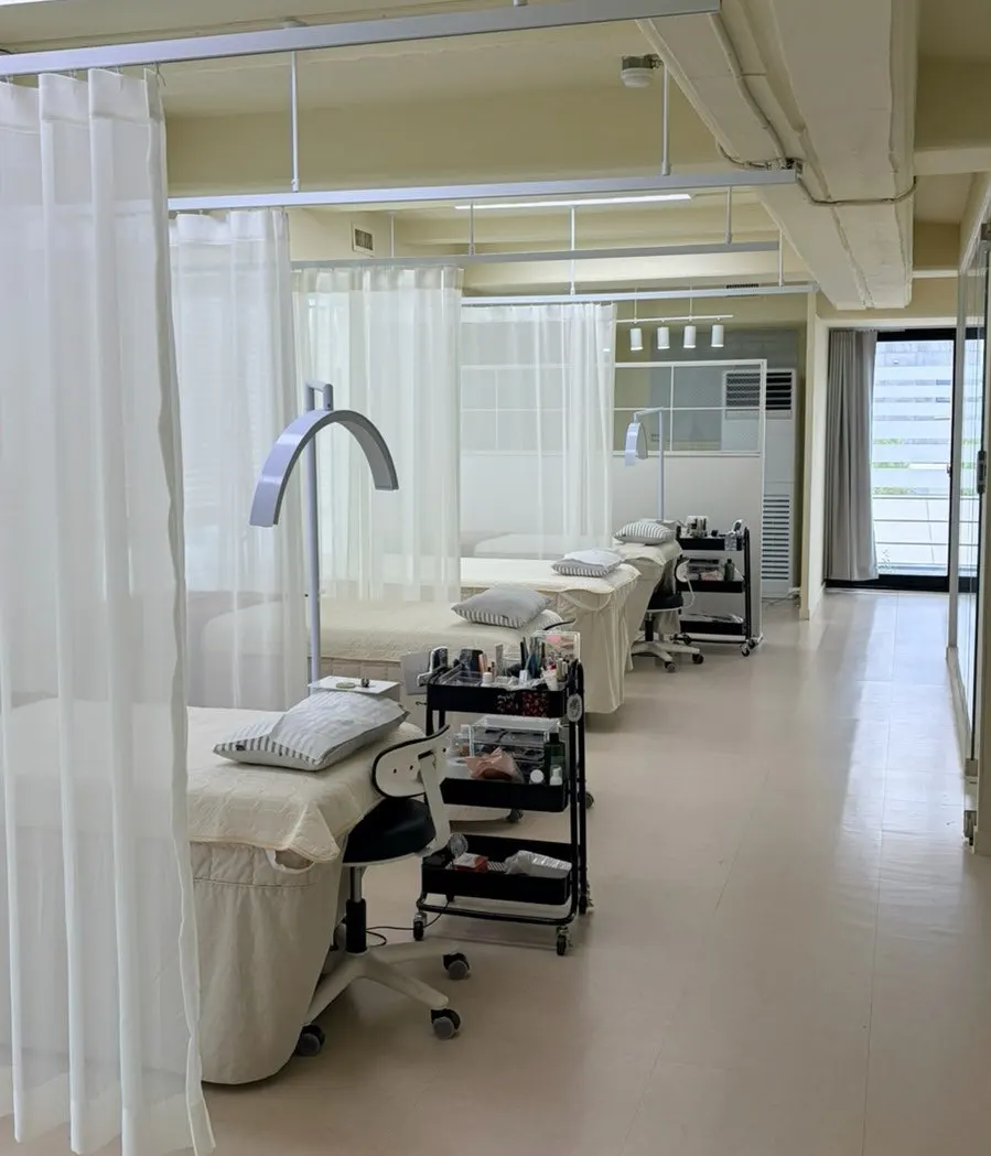 Rose Lash interior with several treatment beds