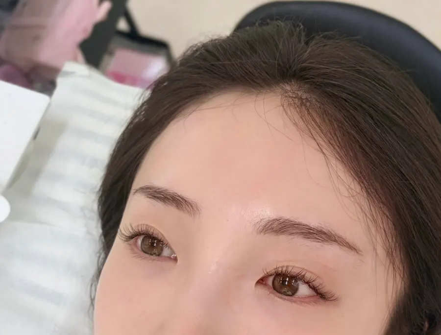Black flat lash extensions and eye-shape change