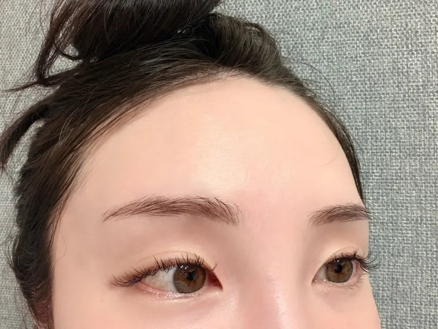Black flat lashes lengthening the outer corners