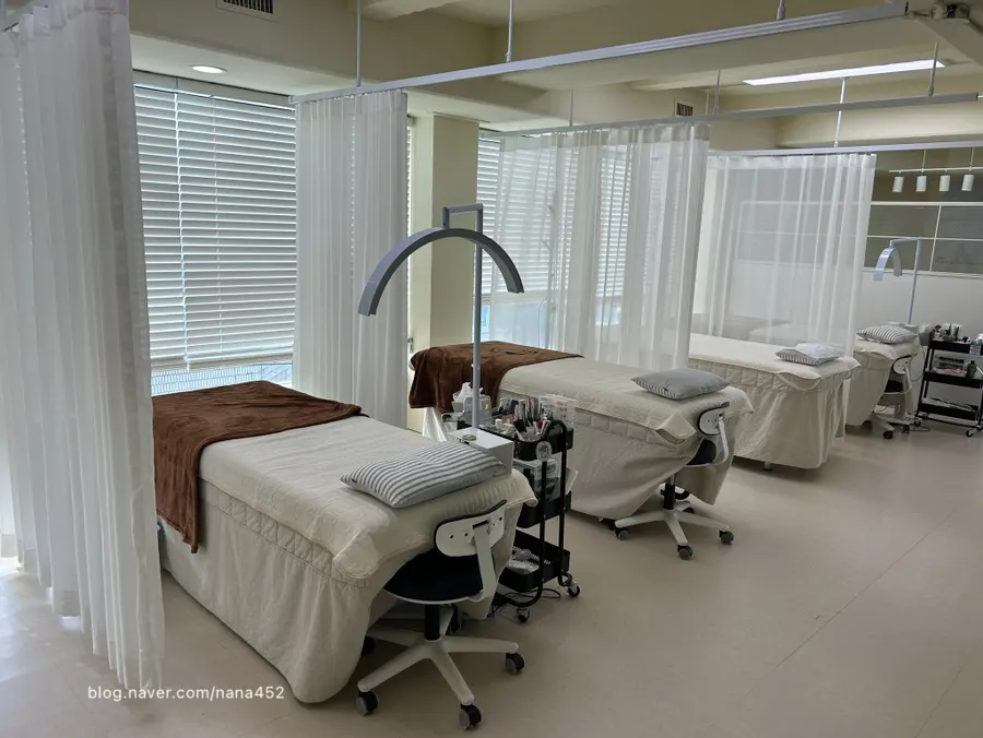 Rose Lash's cozy atmosphere and treatment area