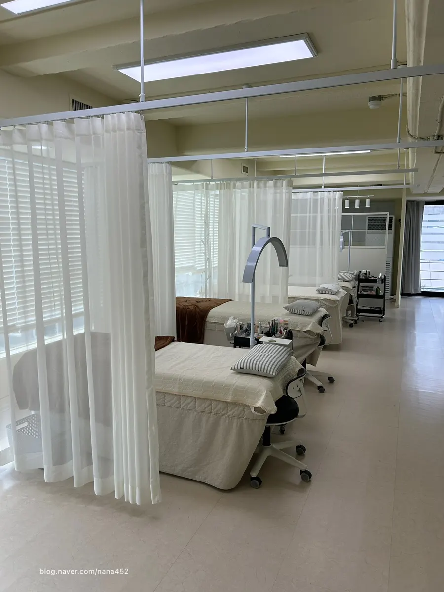 Rose Lash eyelash treatment bed and interior