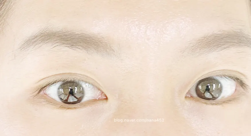 Natural lashes before mascara-style extensions
