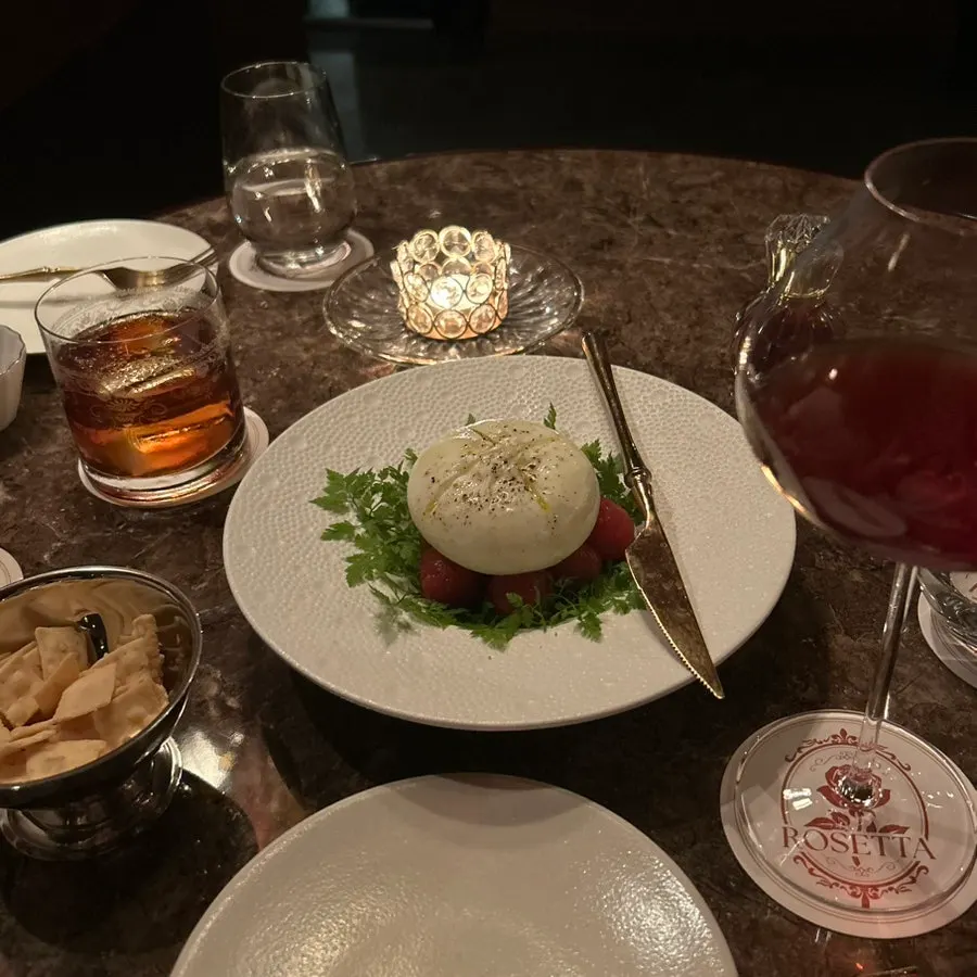 안주 부라타 치즈와 피치 토마토