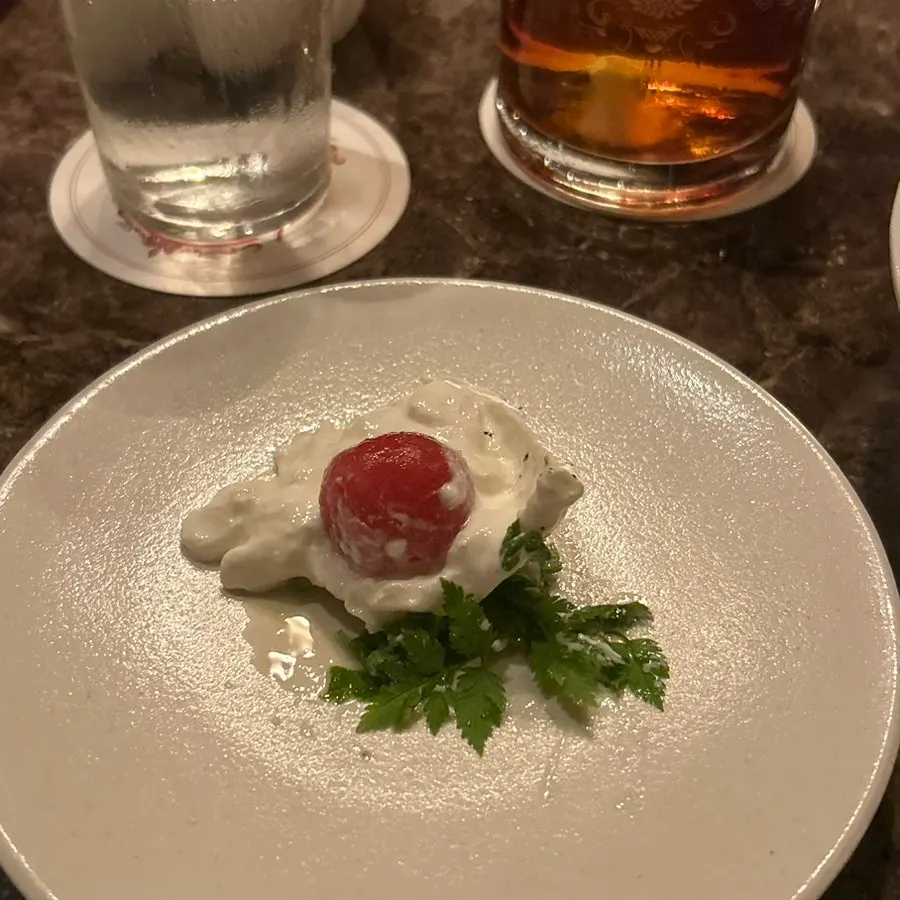 토마토와 부라타 치즈를 함께 올린 한입