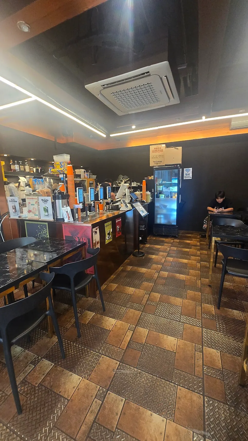 Interior del café gestionado directamente por la tostadora