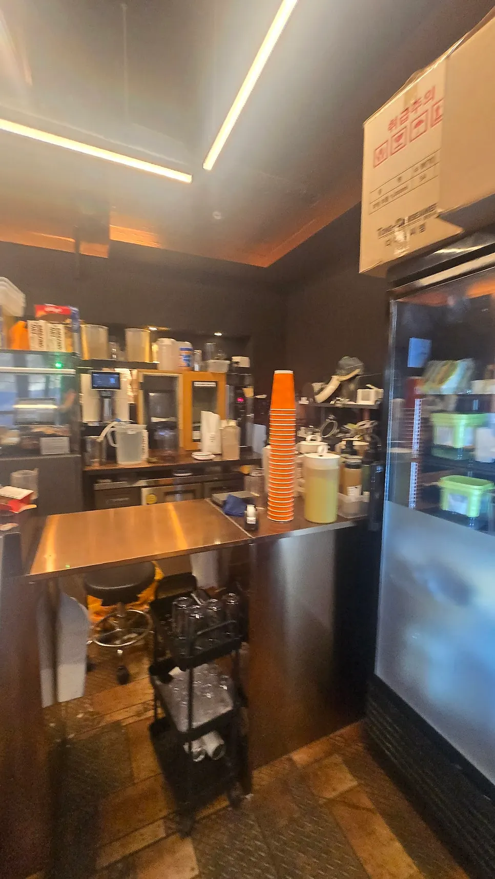 Estante con granos de café de tueste propio