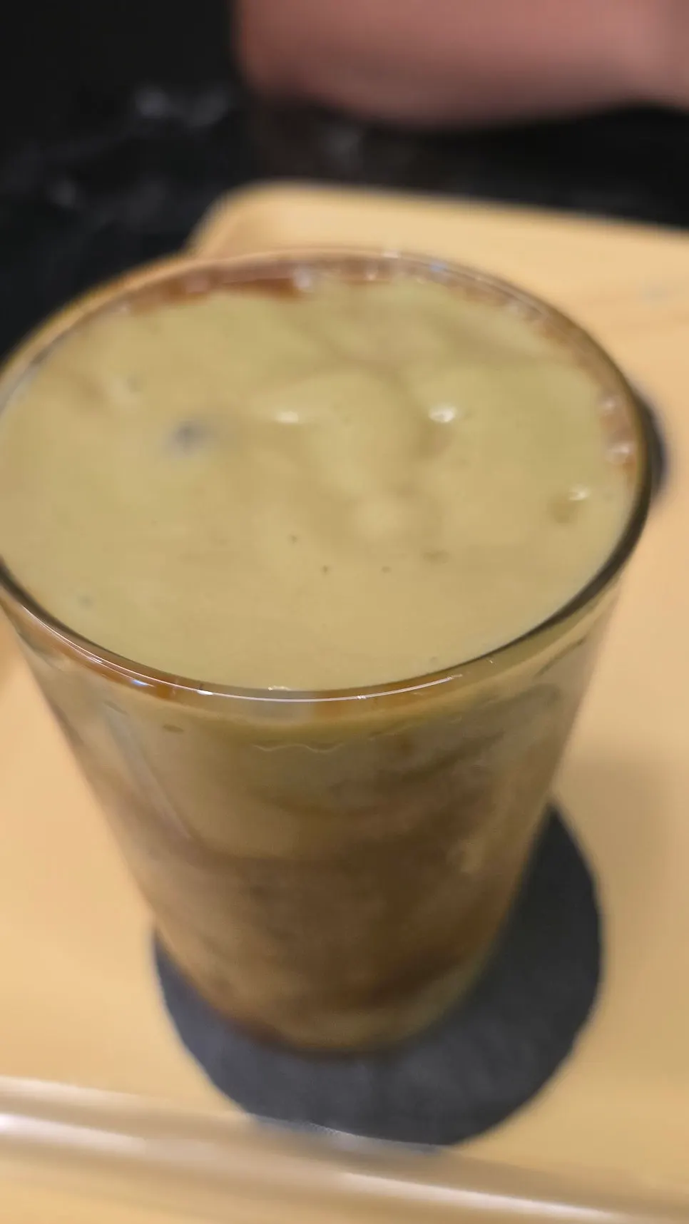 Café de aguacate fresco de tono suave