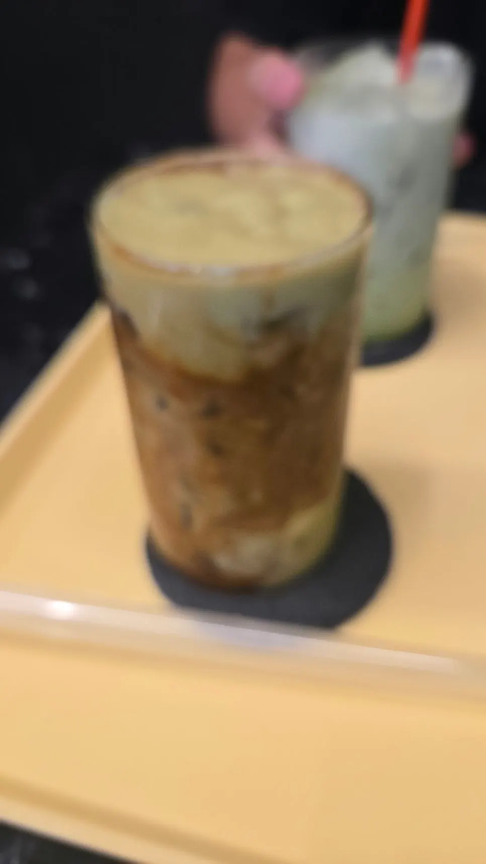Primer plano del vaso de café de aguacate fresco