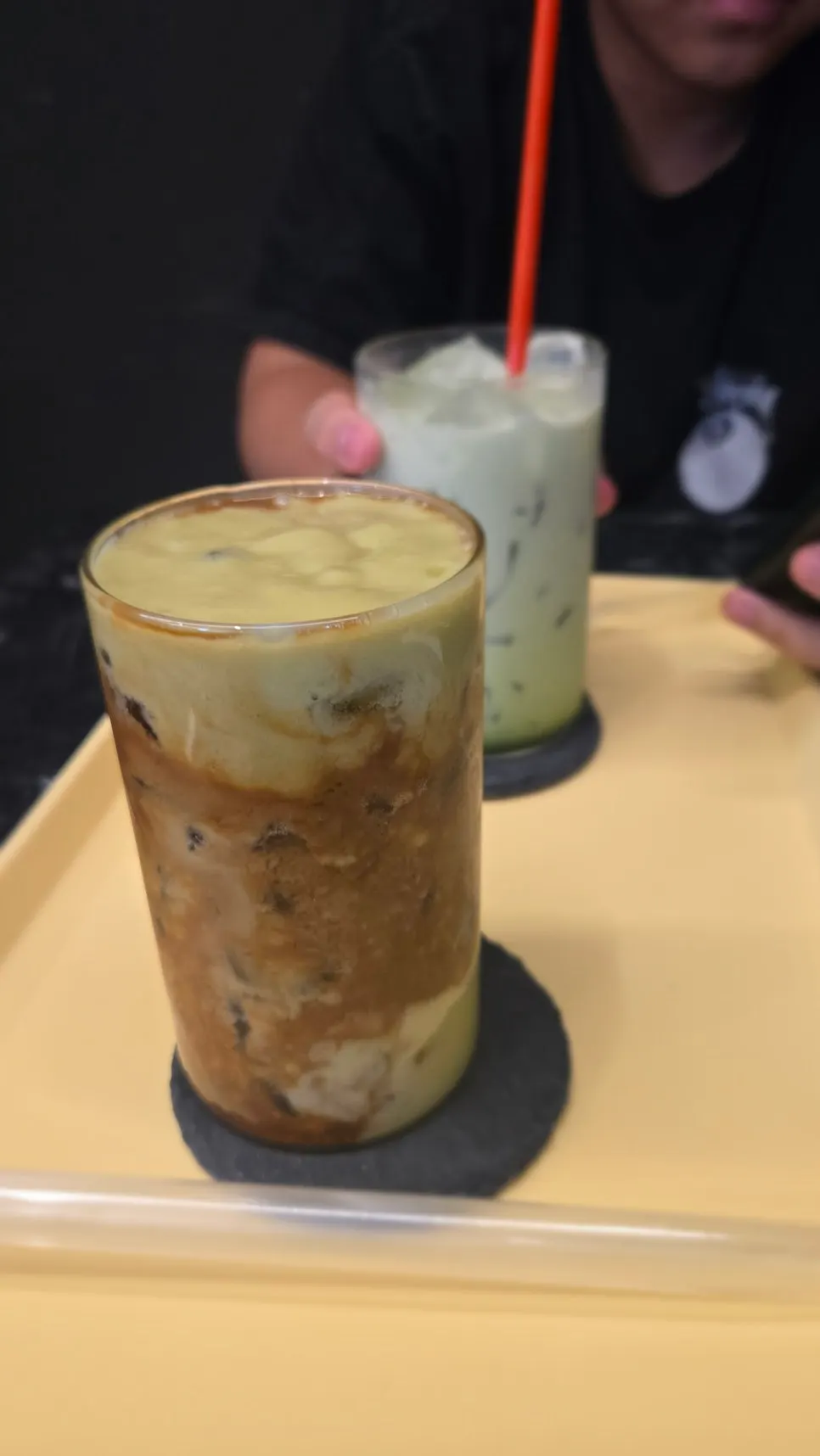 Café de aguacate fresco sobre la mesa
