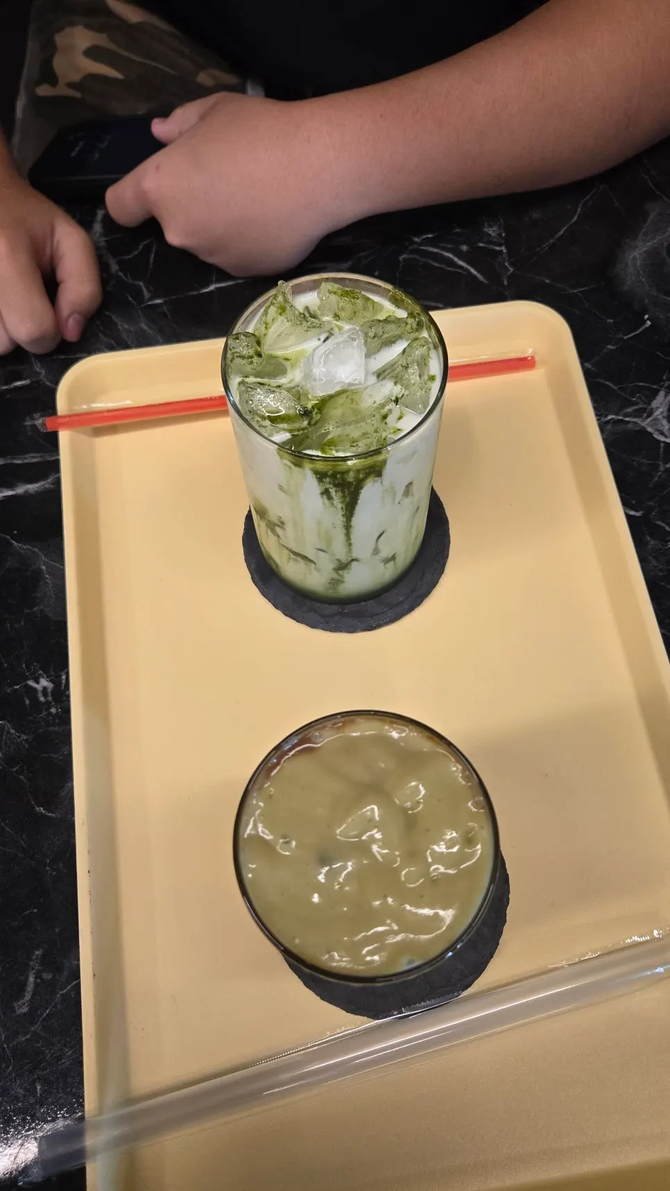 Café de aguacate fresco y batido de matcha de Jeju juntos