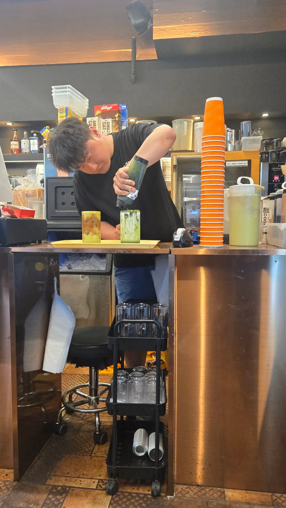Dos bebidas sobre la mesa del café