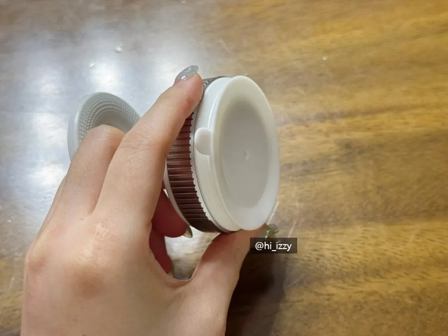 Mount using dial-operated vacuum suction