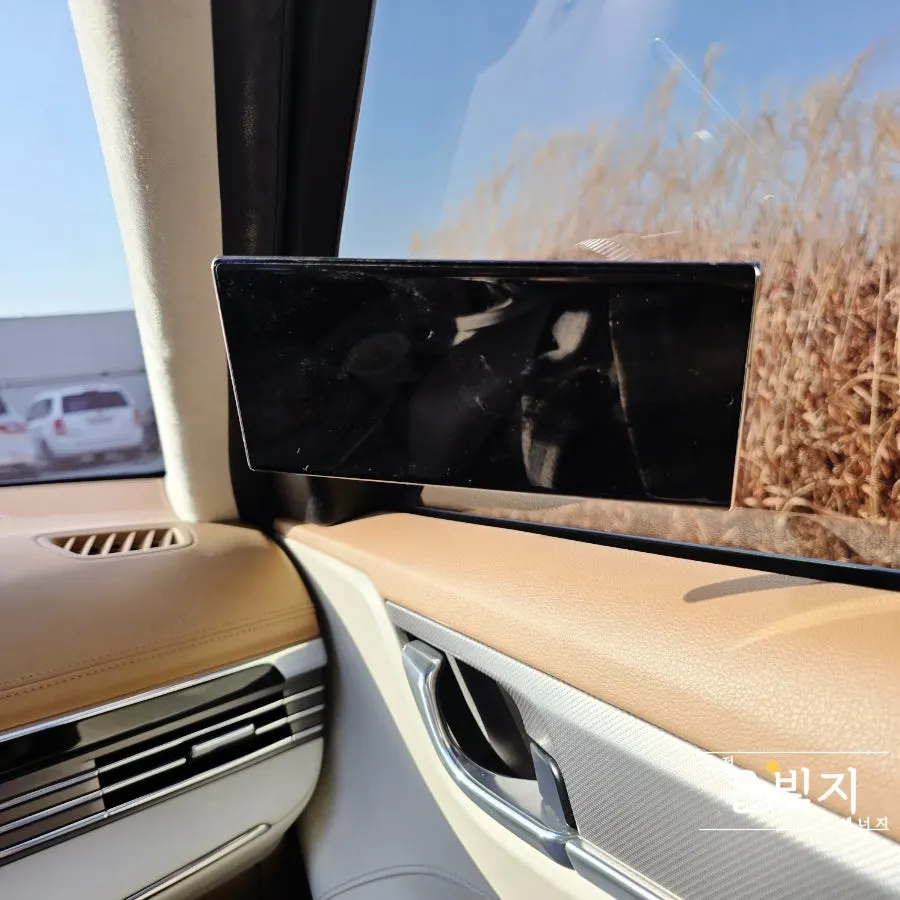 Smartphone mount for installation on glass and dashboards