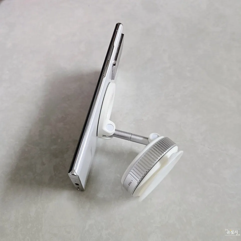 MagSafe mount that rotates with one hand