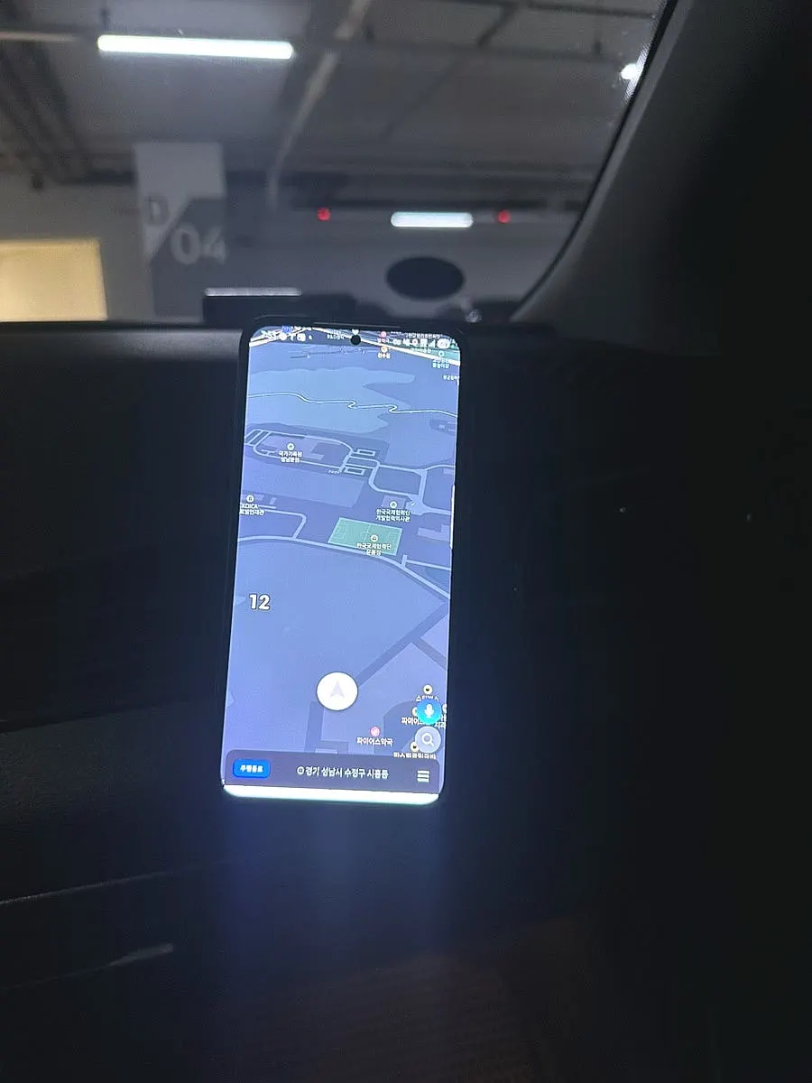 Car phone holder securing a phone
