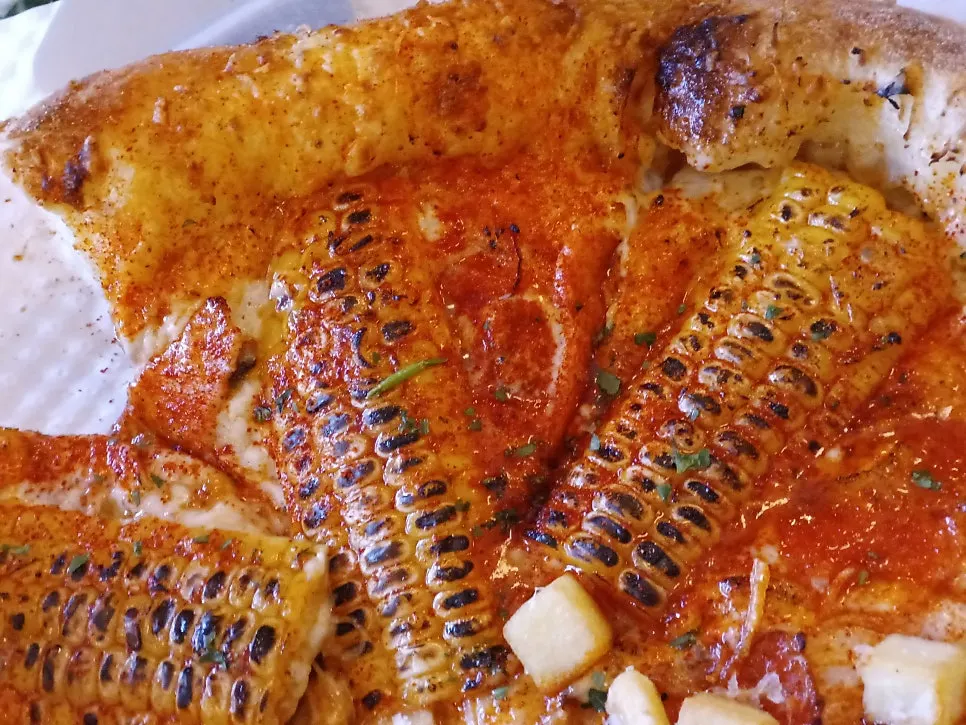 핫칠리포테이토 피자 조각 클로즈업