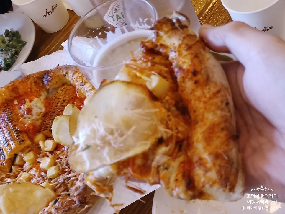 테이블에 놓인 하프앤하프피자와 접시