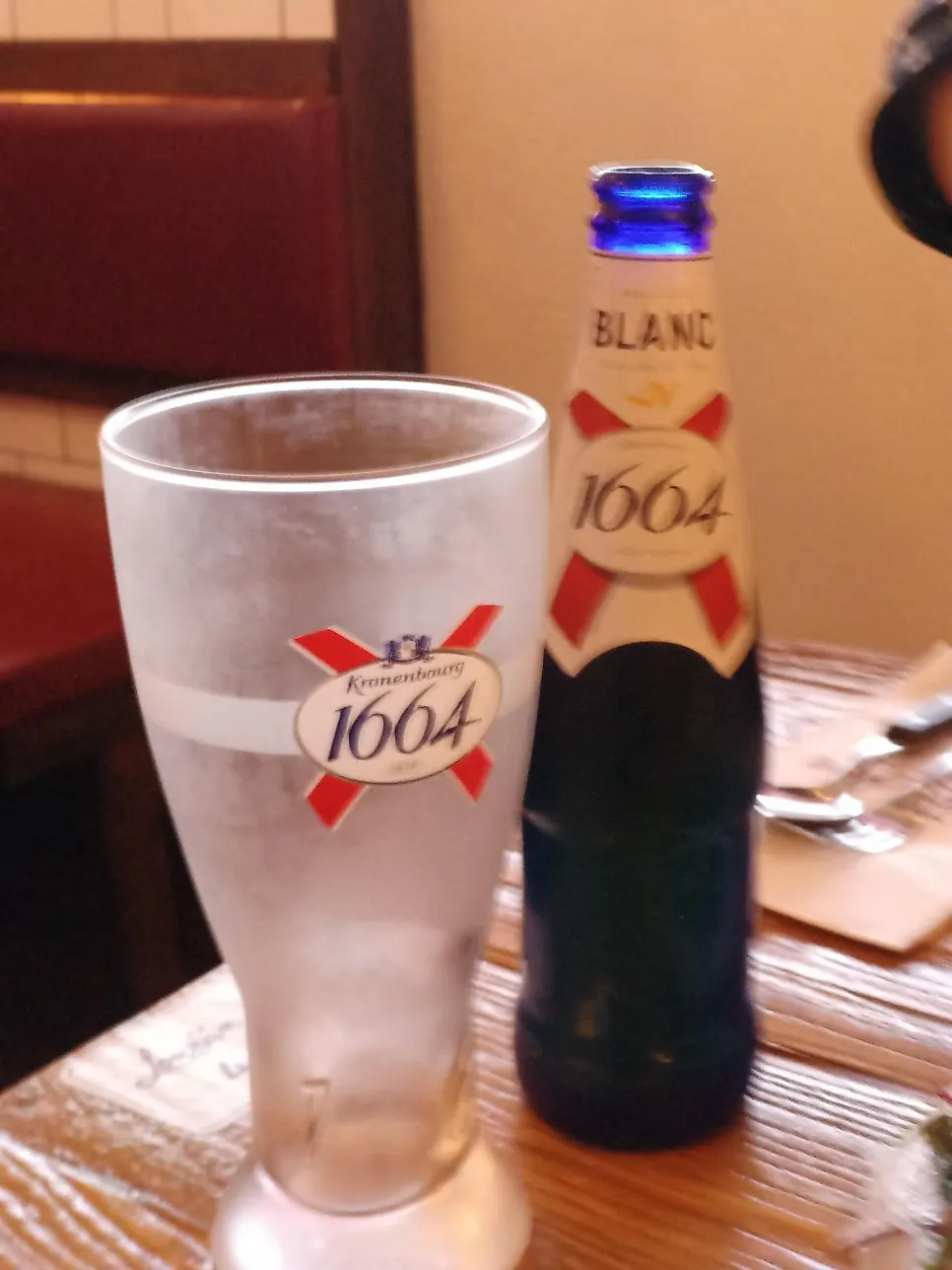 차갑게 칠링된 1664블랑 맥주