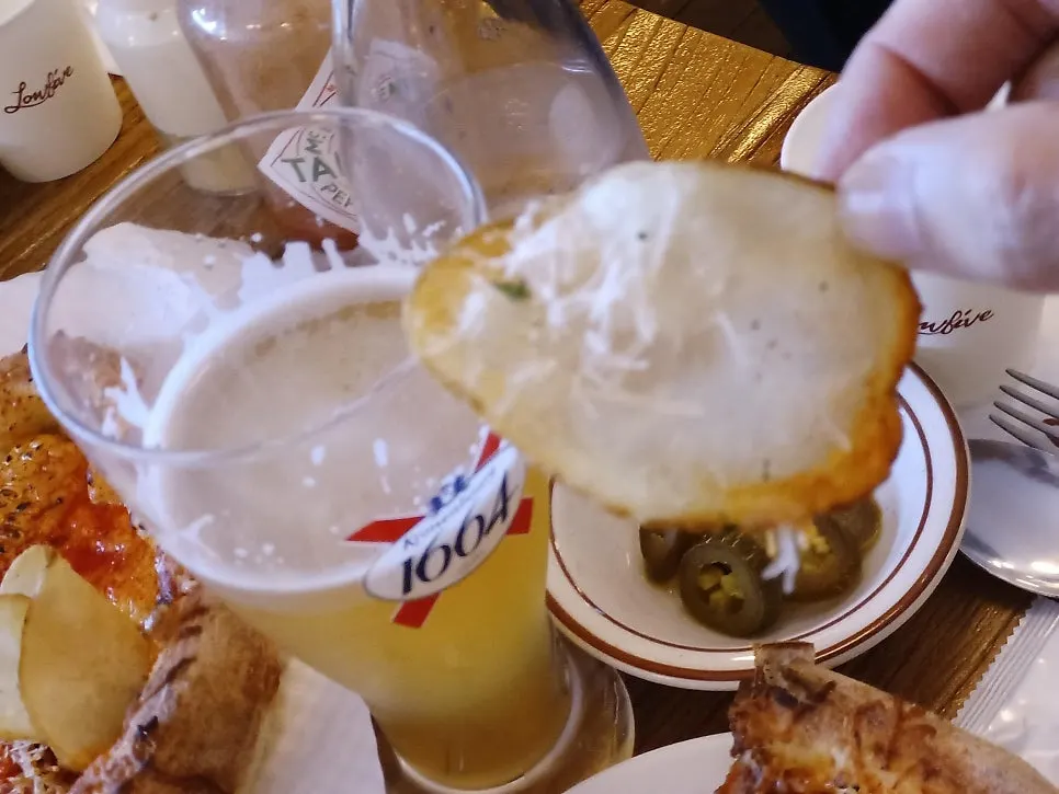 맥주 안주로 먹은 감자 토핑 피자 조각