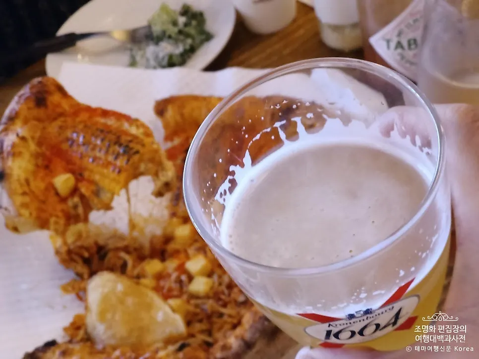 피자와 맥주를 함께 즐기는 테이블