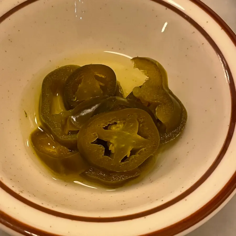 인원수에 맞춰 세팅된 테이블과 할라피뇨 피클
