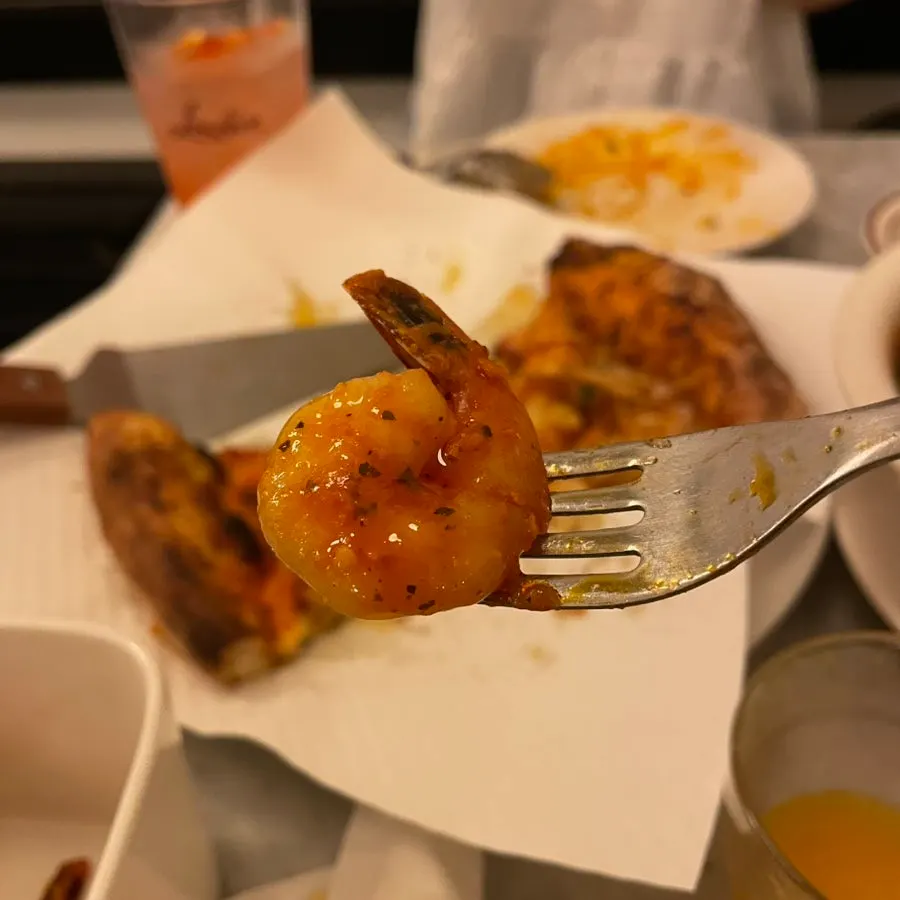 파스타를 접시에 덜어 담은 모습