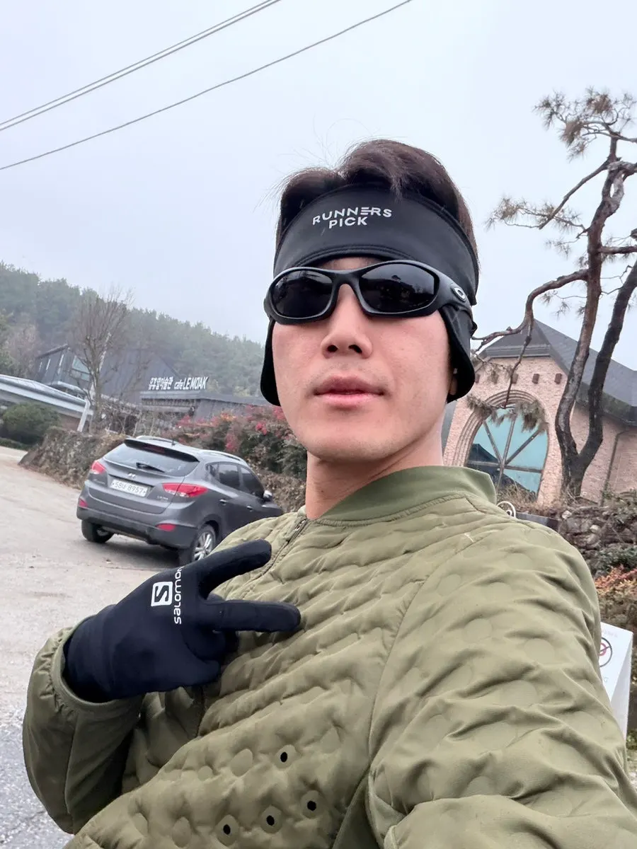 Ear warmers with goggles slots