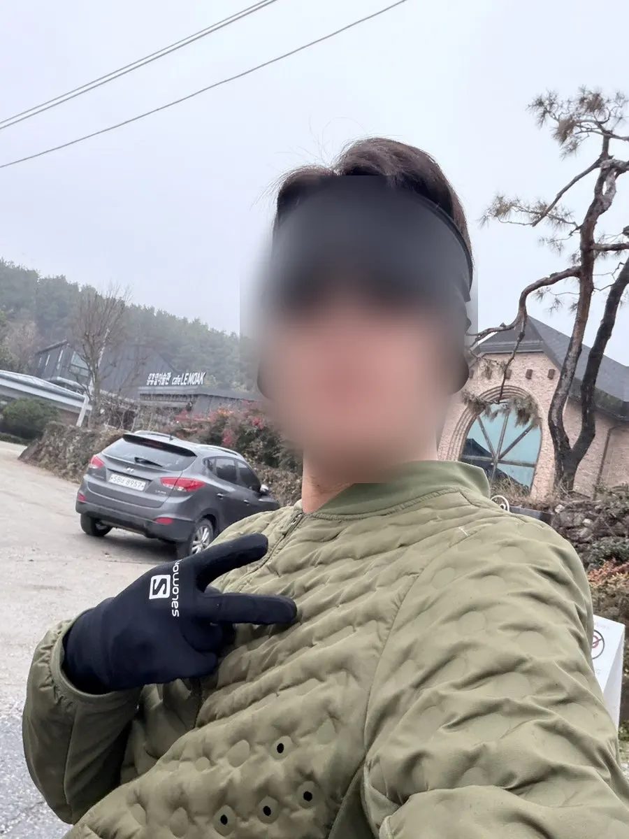ゴーグル差し込み口があるイヤーマフの画像
