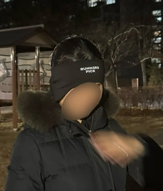 포니테일 아래 귀마개 착용 모습