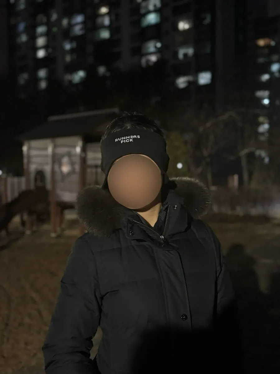 캡모자와 귀마개를 함께 착용한 모습