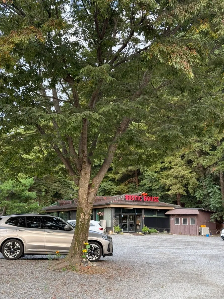 Cottage-style surroundings around the restaurant