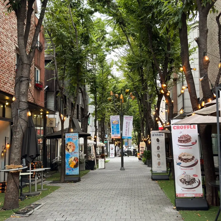 맑은 날씨의 보정동 카페거리 산책 풍경