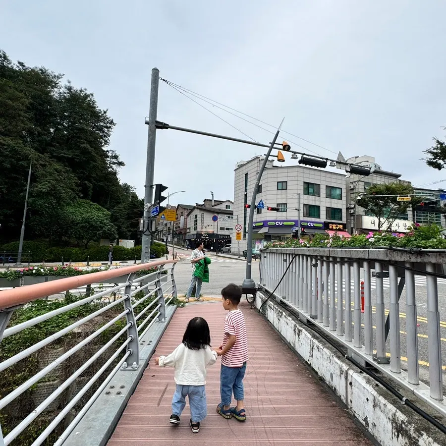 카페거리에서 아이들과 걷는 나들이 장면