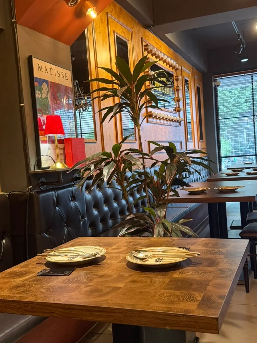 Widely spaced table seating