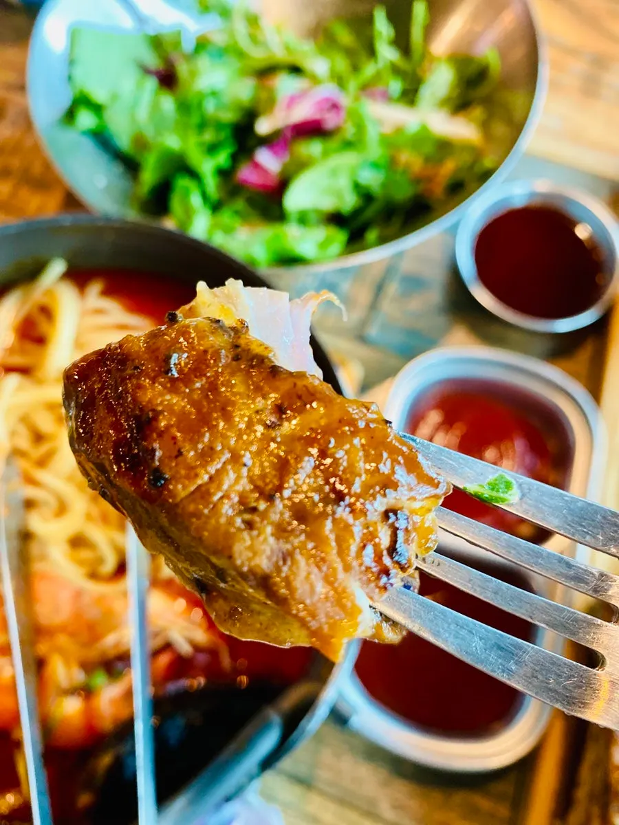 세 가지 소스와 함께 놓인 베이비백립