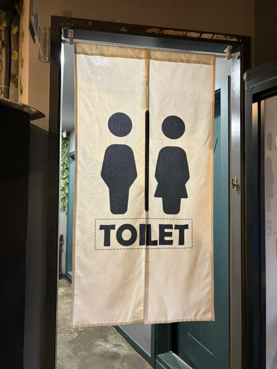물과 앞접시, 과자가 있는 셀프존