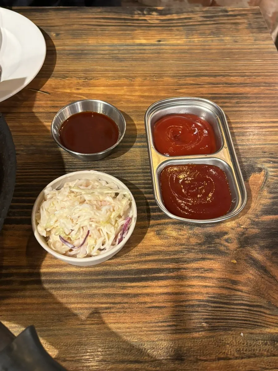케찹과 매운소스 두 가지 소스