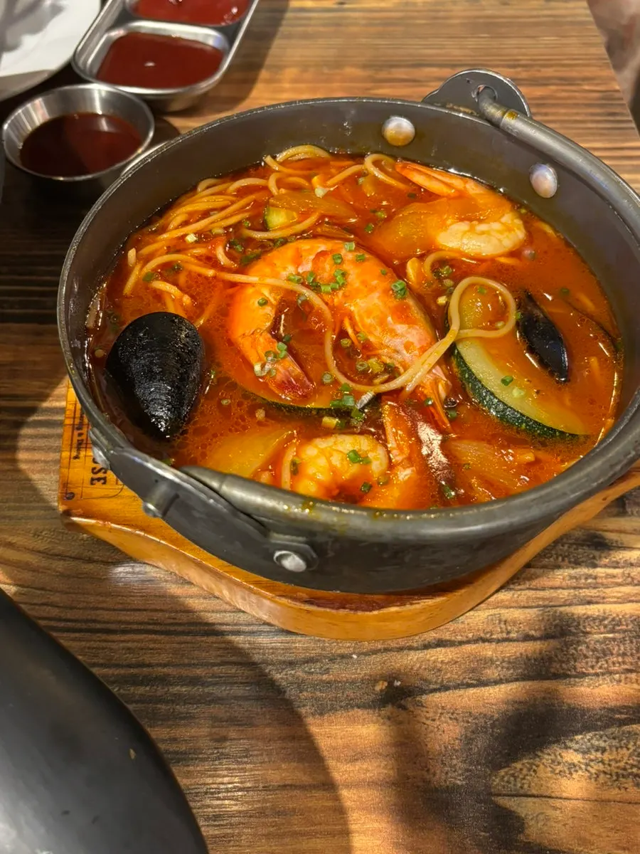 해산물이 들어간 매콤한 빼쉐 파스타