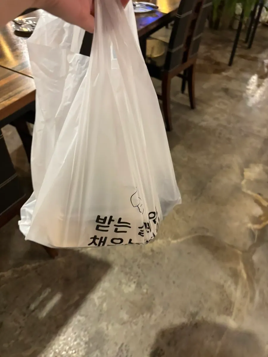 디너롤에 고기와 감자튀김을 올린 모습