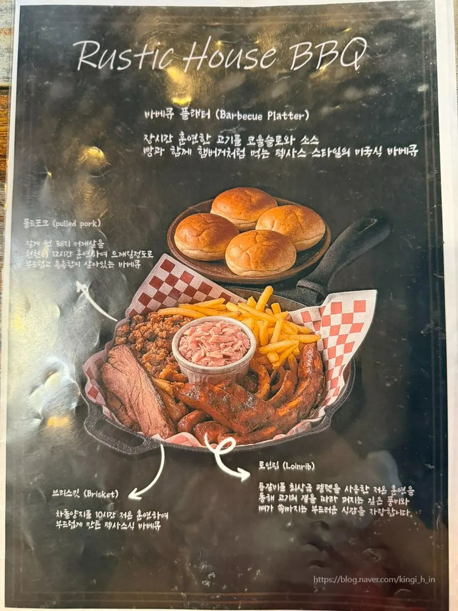 높은 천장과 조명이 있는 홀