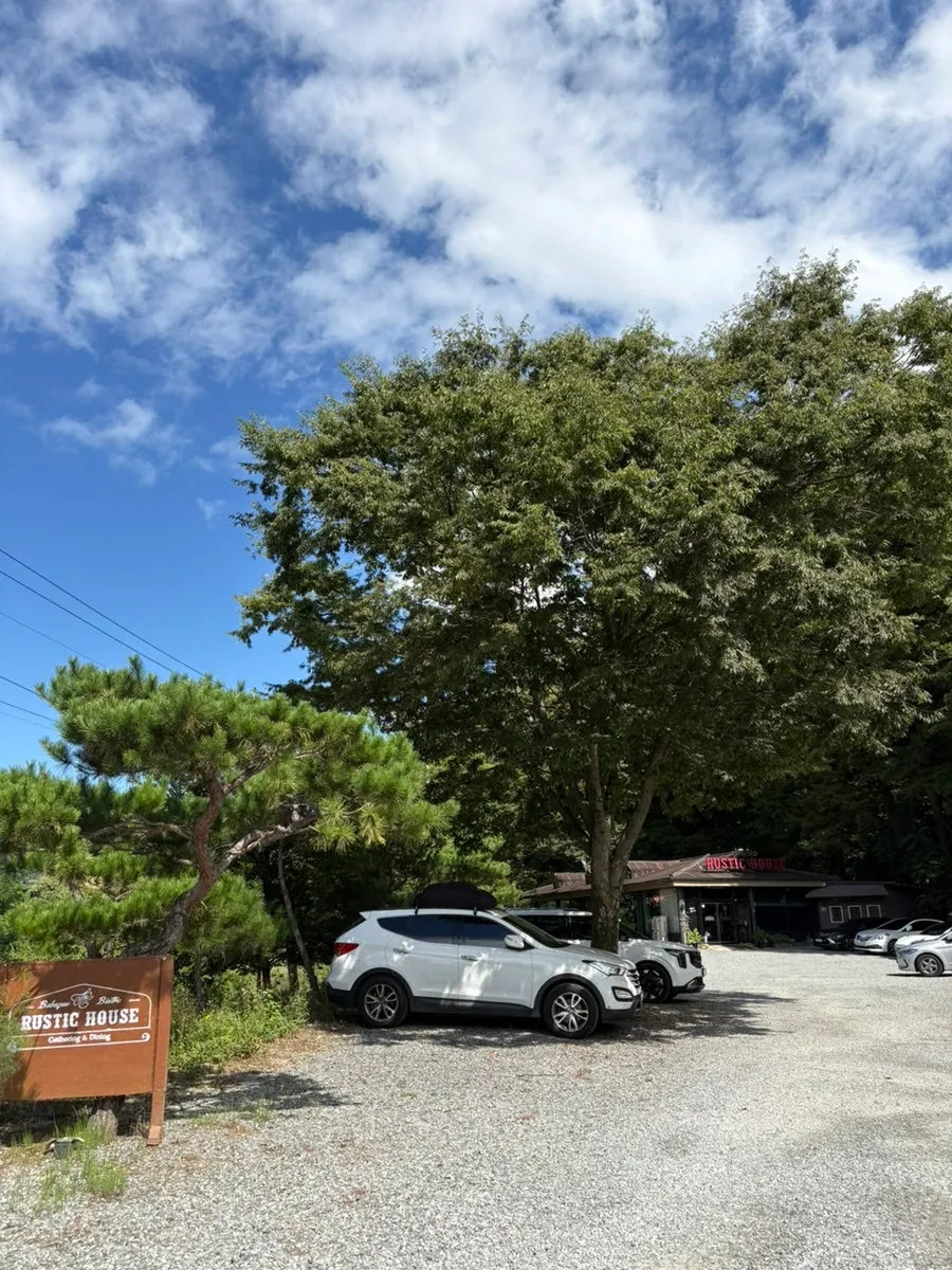 View of the front of the restaurant with its spacious parking area