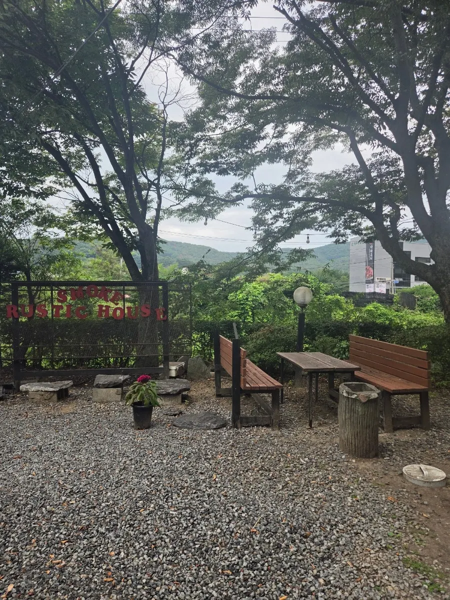초록 뷰가 보이는 바베큐하우스 건물