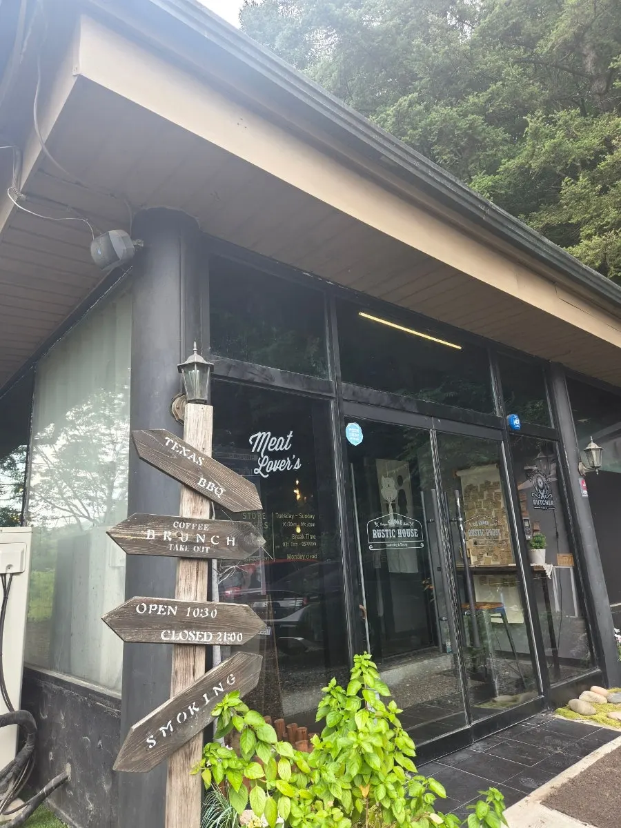 통유리창이 있는 매장 전경