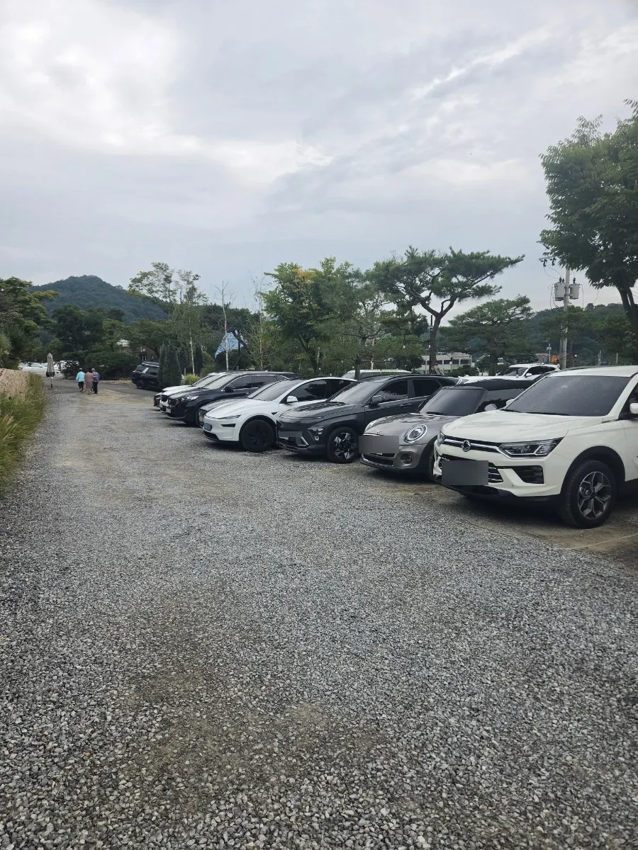 매장 앞 자갈 마당 주차장