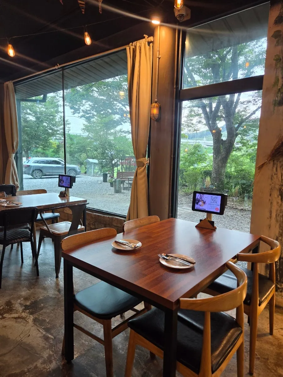 영업시간 안내가 있는 매장 입구