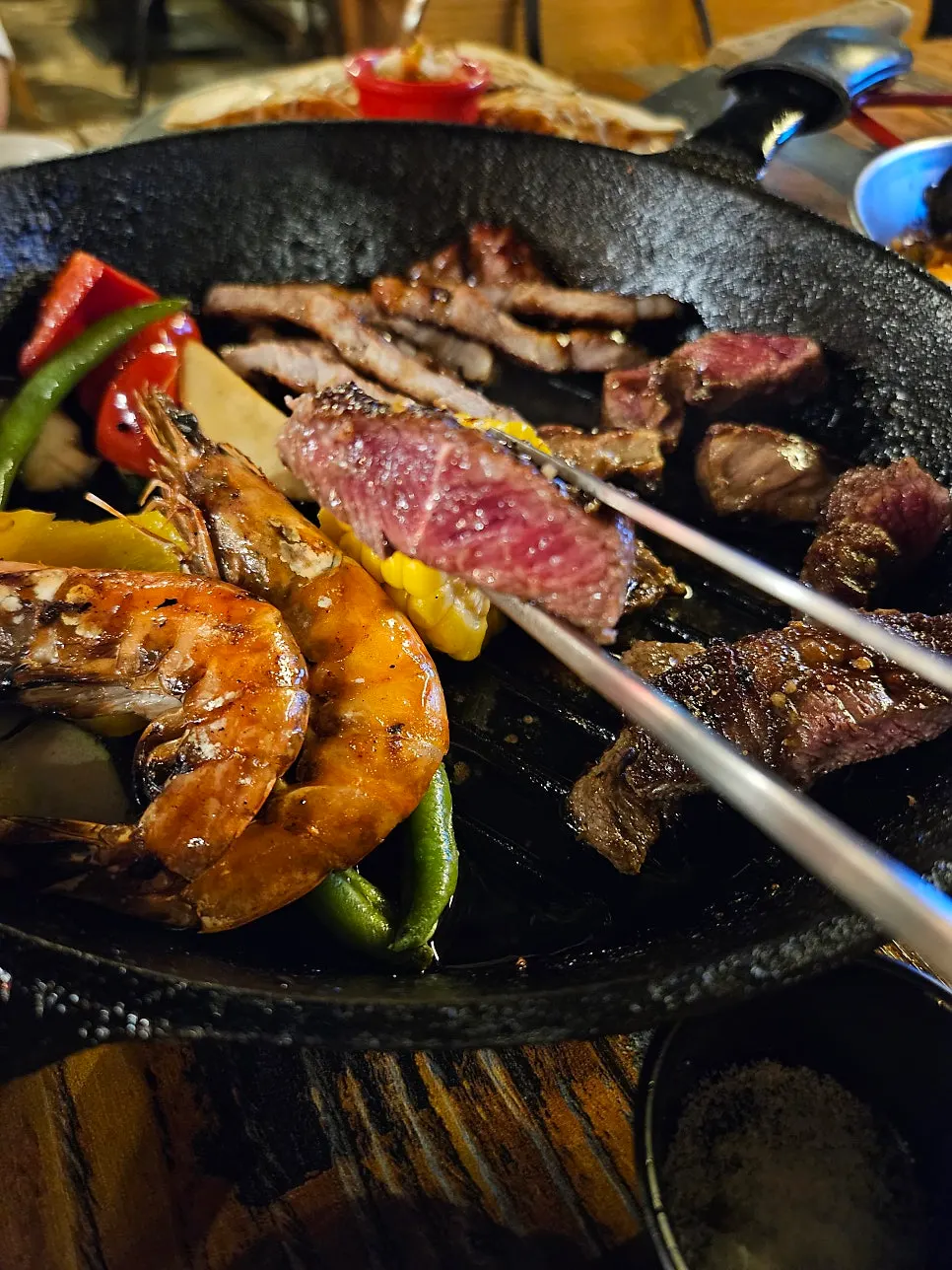 구운 채소와 함께 담긴 부채살 스테이크